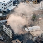 　大阪市東淀川区の工場火災現場＝２８日午後６時４５分（共同通信社ヘリから）