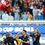 　南アフリカ-カナダ　後半終了間際、決勝ゴールを決め駆け出すカナダのエウスタキオ（中央）＝ロサンゼルス（共同）