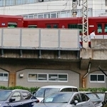 　脱線した近鉄京都線の列車＝２９日午前８時１３分、京都市下京区