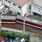 　脱線した近鉄京都線の列車＝２９日午前８時４３分、京都市下京区（共同通信社ヘリから）
