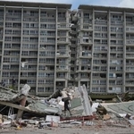 　地震で損壊した建物＝２８日、ベネズエラ・ラグアイラ（ＡＰ＝共同）