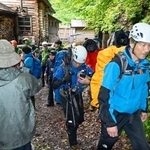 　合同巡視のため、羅臼岳に入山する北海道警や環境省の職員ら＝２９日早朝、北海道斜里町