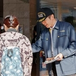 　ＪＲ別府駅前でチラシを配り情報提供を呼びかける大分県警の警察官＝２９日午前、大分県別府市