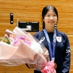 　千葉県市川市の市民栄誉賞を贈られ、花束を手に写真に納まる中井亜美選手＝２９日午前、市川市役所
