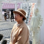 　ビラ配り後、取材に応じる永野弘子さん＝２９日午前、北九州市のＪＲ小倉駅前