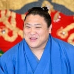 　大相撲名古屋場所の番付で関脇に復帰し、笑顔で記者会見する若隆景＝２９日、名古屋市