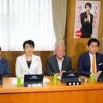 　自民党の臨時総務会に臨む（左から）麻生副総裁、有村総務会長、鈴木幹事長、小林政調会長ら＝２９日正午ごろ、東京・永田町の党本部
