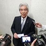 　自民党本部で記者団の取材に応じる中曽根弘文憲法改正実現本部長＝２９日午後、東京・永田町