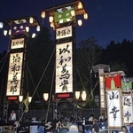 　石川県七尾市の「能登島向田の火祭」で並んだ巨大な灯籠「キリコ」＝２０２４年７月