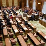 　野党（手前側）が欠席したまま開催された衆院政治改革特別委＝２９日午後、国会