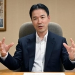 　インタビューに応じるみなと銀行の持丸秀樹社長