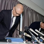 　記者会見で謝罪する、近鉄の高浦仁史鉄道本部大阪統括部長（左）ら＝２９日午後、大阪市北区