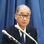 　記者会見する埼玉県立小児医療センターの岡明病院長＝２９日午後、埼玉県庁