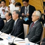　「国と地方の協議の場」であいさつする全国知事会長の阿部守一長野県知事（中央）＝２９日午後、首相官邸