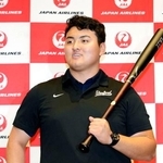 　米国から帰国し、取材に応じる米スタンフォード大の佐々木麟太郎内野手＝２９日、羽田空港