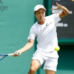 　男子シングルス１回戦でプレーする望月慎太郎＝ウィンブルドン（共同）