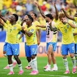 　日本に逆転勝ちし喜ぶビニシウス（左端）らブラジルの選手たち＝ヒューストン（共同）