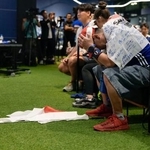 　ブラジル戦のＰＶで、勝ち越し点を許し肩を落とすサポーター＝３０日早朝、東京都文京区