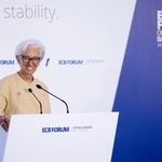　ポルトガル・シントラで開幕した「ＥＣＢフォーラム」で講演するＥＣＢのラガルド総裁＝２９日（ＥＣＢ提供・共同）