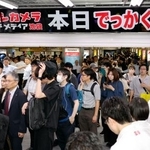 　開業した複合商業施設「Ｙｏｄｏｂａｓｈｉ-Ｉｋｅｂｕｋｕｒｏ（ヨドバシ池袋）」に入る買い物客ら＝３０日午前、ＪＲ池袋駅東口