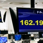 　一時１ドル＝１６２円台前半を付けた円相場を示すモニター＝３０日午前、東京都港区の外為どっとコム
