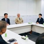 　国会内で開かれた、北陸新幹線の延伸ルートを再検討する与党整備委員会の会合＝３０日午前