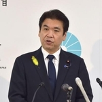 　記者会見する松本文科相＝３０日午前、文科省
