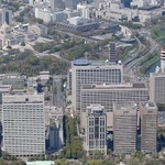 　霞が関の官庁街（手前）。左奥は国会議事堂＝２０１６年、東京都千代田区