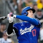 　アスレチックス戦の６回、１８号３ランを放つドジャース・大谷＝サクラメント（共同）