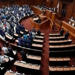 　日本国旗損壊罪法案を可決した衆院本会議。全ての野党が欠席した＝３０日午後