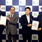 　回答書を受け取る大野元裕埼玉県知事（左から２人目）と清水勇人さいたま市長（右から２人目）＝３０日午後、埼玉県庁