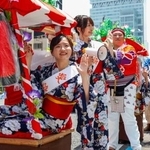　「愛染まつり」で、かごから見物客に手を振る愛染娘＝３０日午後、大阪市