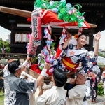 　「愛染まつり」で、かごから見物客に手を振る愛染娘＝３０日午後、大阪市