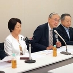 　記者会見で発言する「中国による人権侵害を究明し行動する議員連盟」の古屋圭司会長（中央）ら＝３０日午後、国会
