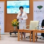 　都内企業の経営者らと意見交換する小池百合子知事（中央）＝３０日午後、東京都庁
