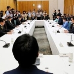 　首相官邸で開かれた、地域経済の活性化策「地域未来戦略」に関する会合＝３０日午後
