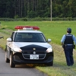 　男児が行方不明になった石川県立小松特別支援学校の周辺を捜索する警察官＝３０日午後、小松市