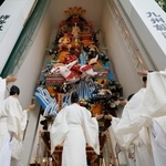 　福岡市博多区の櫛田神社で行われた飾り山笠の「御神入れ」＝３０日午後