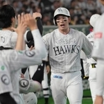 　７回、本塁打を放ちナインに迎えられるソフトバンク・栗原＝東京ドーム