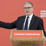 　３０日、英南部で演説するスターマー首相（ＡＰ＝共同）