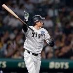 　１０回阪神１死、森下が左越えにサヨナラ本塁打を放つ＝甲子園