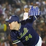　８回に登板し、今季初勝利を挙げたヤクルト・星＝弘前