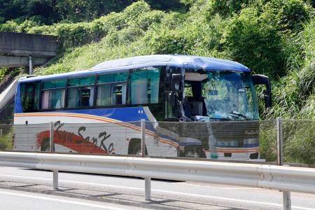 バス含む5台事故、16人けが|全国海外|神戸新聞NEXT