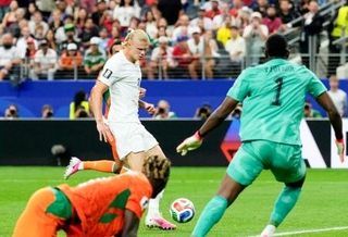 　コートジボワール-ノルウェー　後半、決勝ゴールを決めるノルウェーのハーランド（左）＝ダラス（共同）
