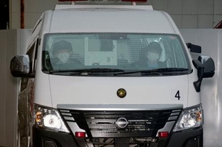 　送検のため、留置施設を出る倉本幹太容疑者を乗せた車＝１日午前８時３７分、広島市