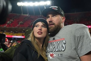 　ＮＦＬの試合に勝利したトラビス・ケルシーさん（右）を祝福するテイラー・スウィフトさん＝２０２５年１月、米ミズーリ州カンザスシティー（ＡＰ＝共同）