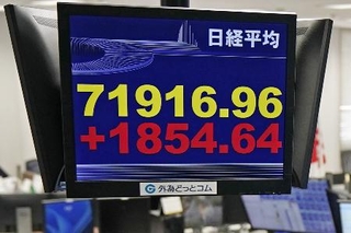 　節目の７万１０００円を回復した日経平均株価を示すモニター＝１日午前、東京都港区の外為どっとコム