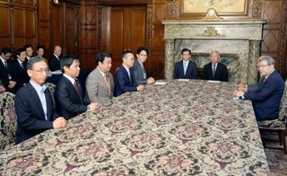 　与党（右列）と野党５党の幹部と会談する森衆院議長（奥右）＝１日午前、国会