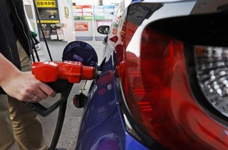 　ガソリンスタンドで給油する人＝東京都内