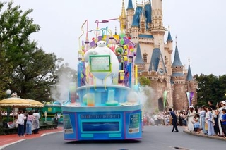 　報道陣に公開された、東京ディズニーランドで始まる夏のイベントのパレード＝１日午後、千葉県浦安市